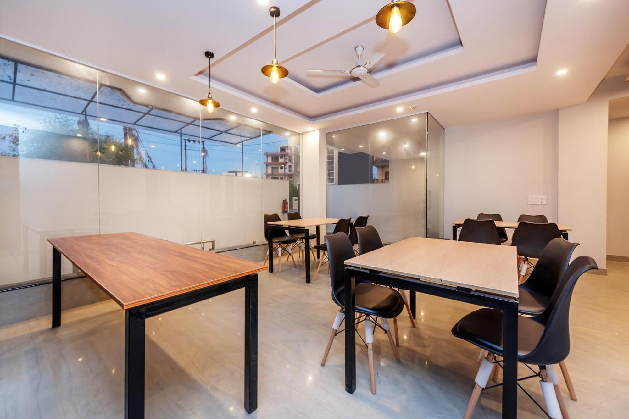 Hotel O Earth Villa Near Bestech Central Square Mall 구르가온 외부 사진
